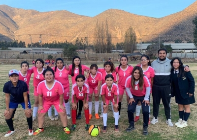Taller de f&uacute;tbol femenino enfrent&oacute;  a "Futuros Cracks" en un encuentro lleno de aprendizaje y experiencia