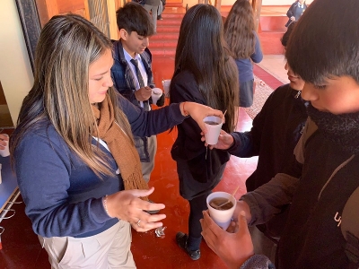 Promoviendo un Esp&iacute;ritu Unido: Entrega de T&eacute; Caliente por el Centro de Alumnos.