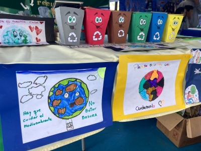 Escuela Agr&iacute;cola destaca en feria educativa sobre la importancia de las abejas y el medioambiente